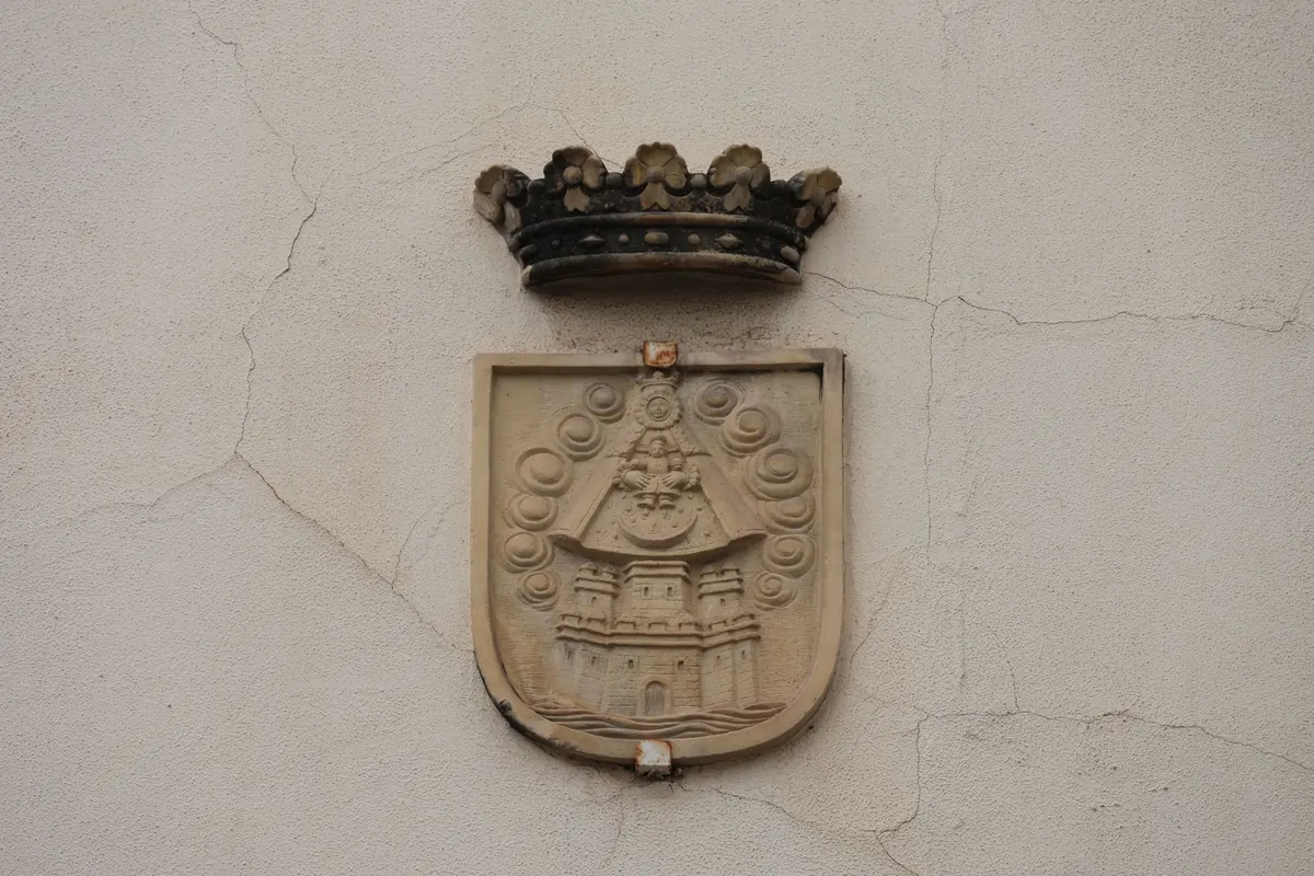 Crest vs Coat of Arms: What's the Difference and Which Do You Actually Own?