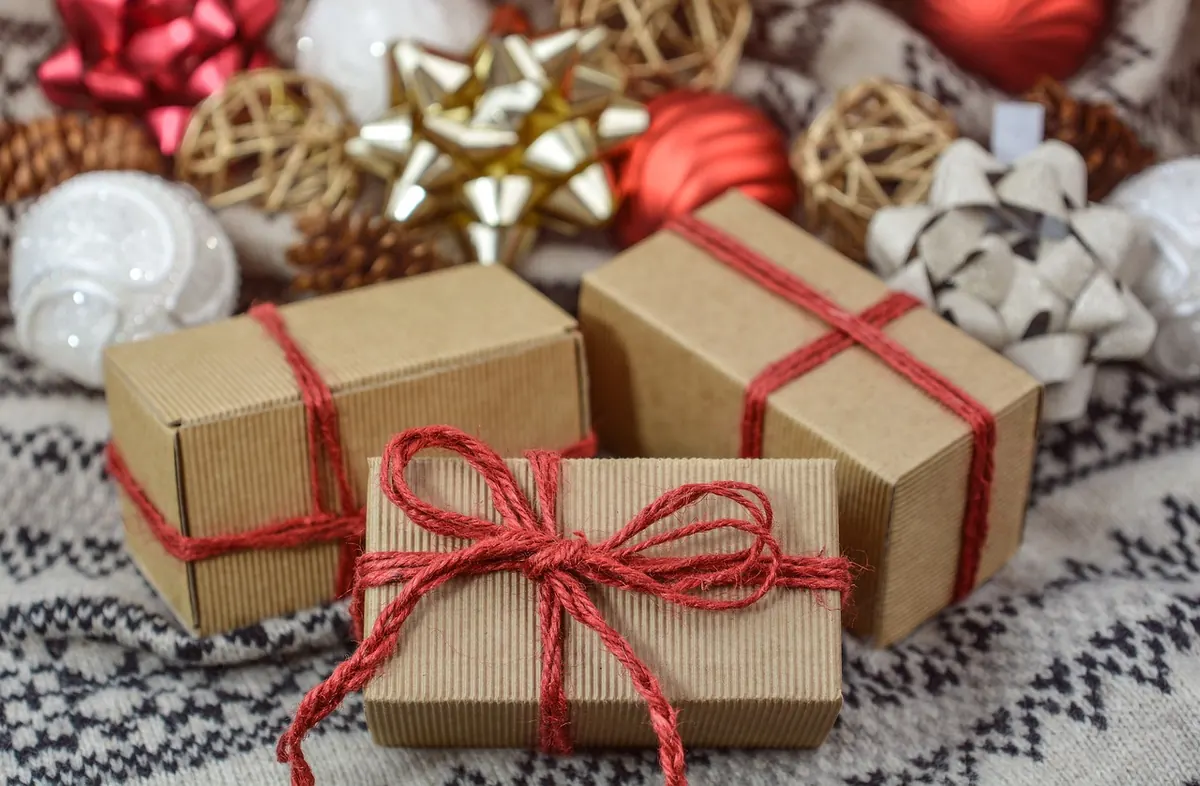 Seasonal Gift Guide: Personalised Family Crest Presents for Christmas and Weddings